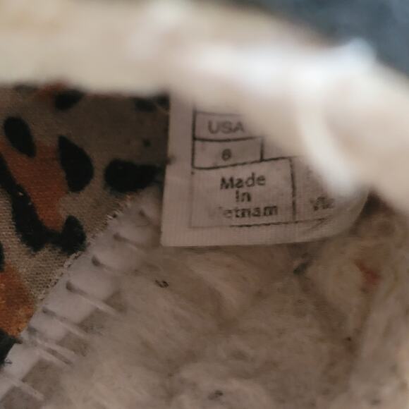 UGG Slippers- Black in color- size 6 - Picture 6 of 6